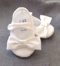 Load image into Gallery viewer, White Baby Girl Shoes with Bows | Newborn up to 24 Months